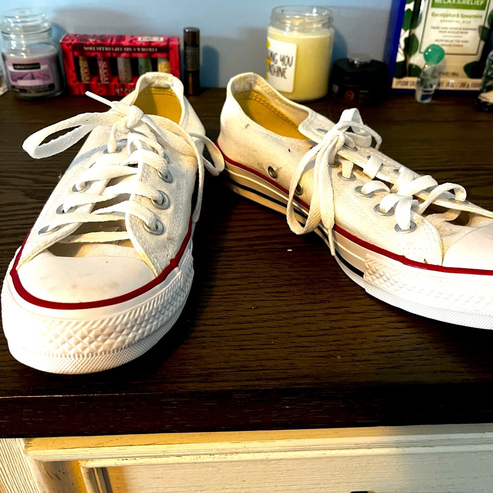 Woman converse shoes size 8